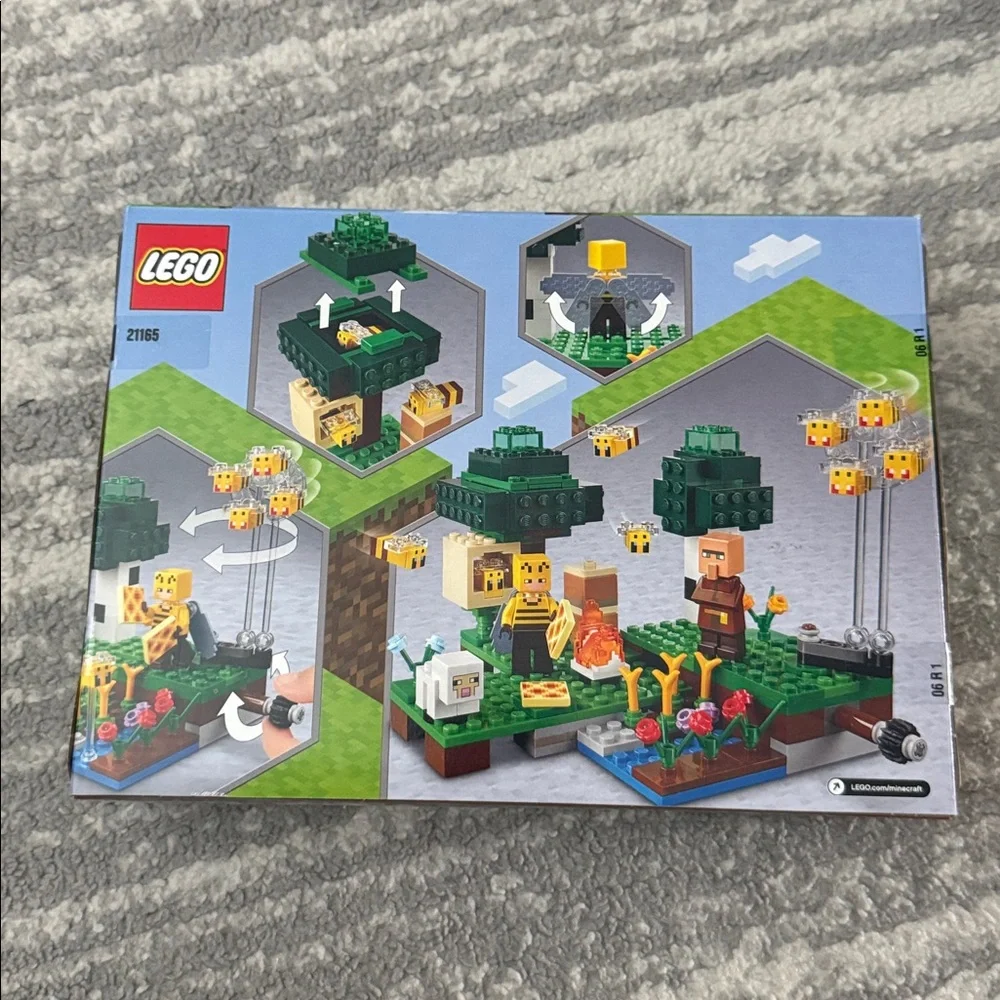 LEGO Minecraft Bee Farm Set - Yellow, Green, Blue